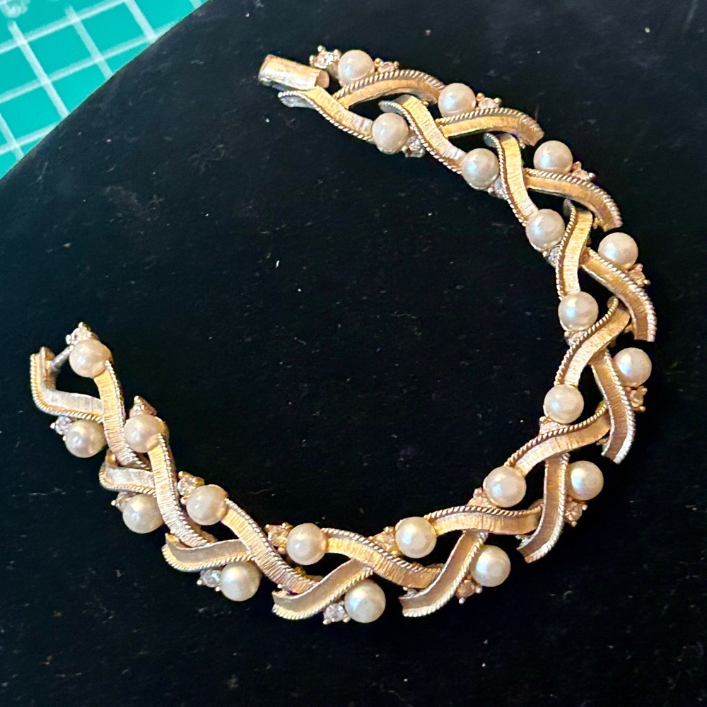 Vintage Beautiful CROWN TRIFARI Faux Pearl Rhinestone Gold Tone Bracelet 8 Inch